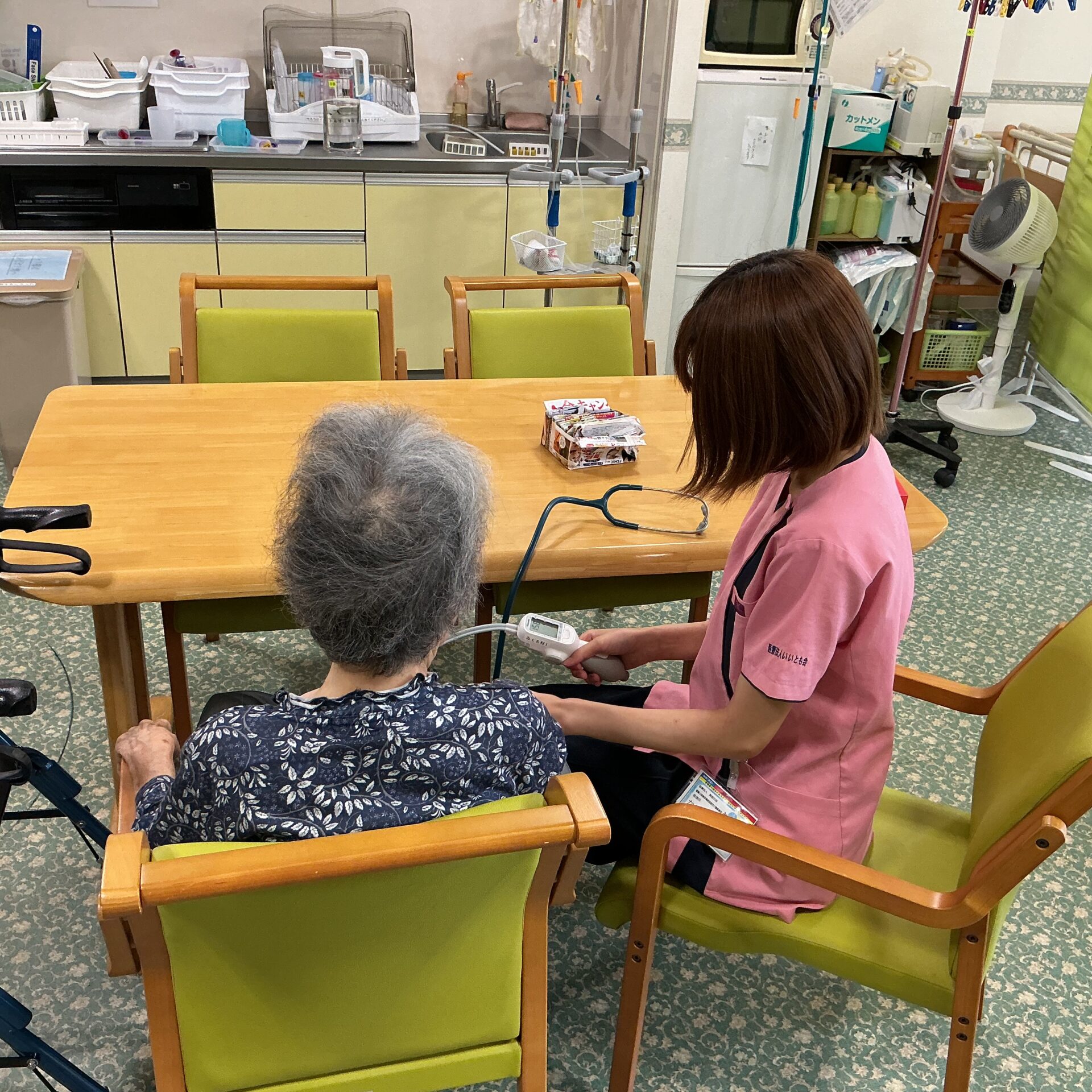 スタッフと利用者の様子